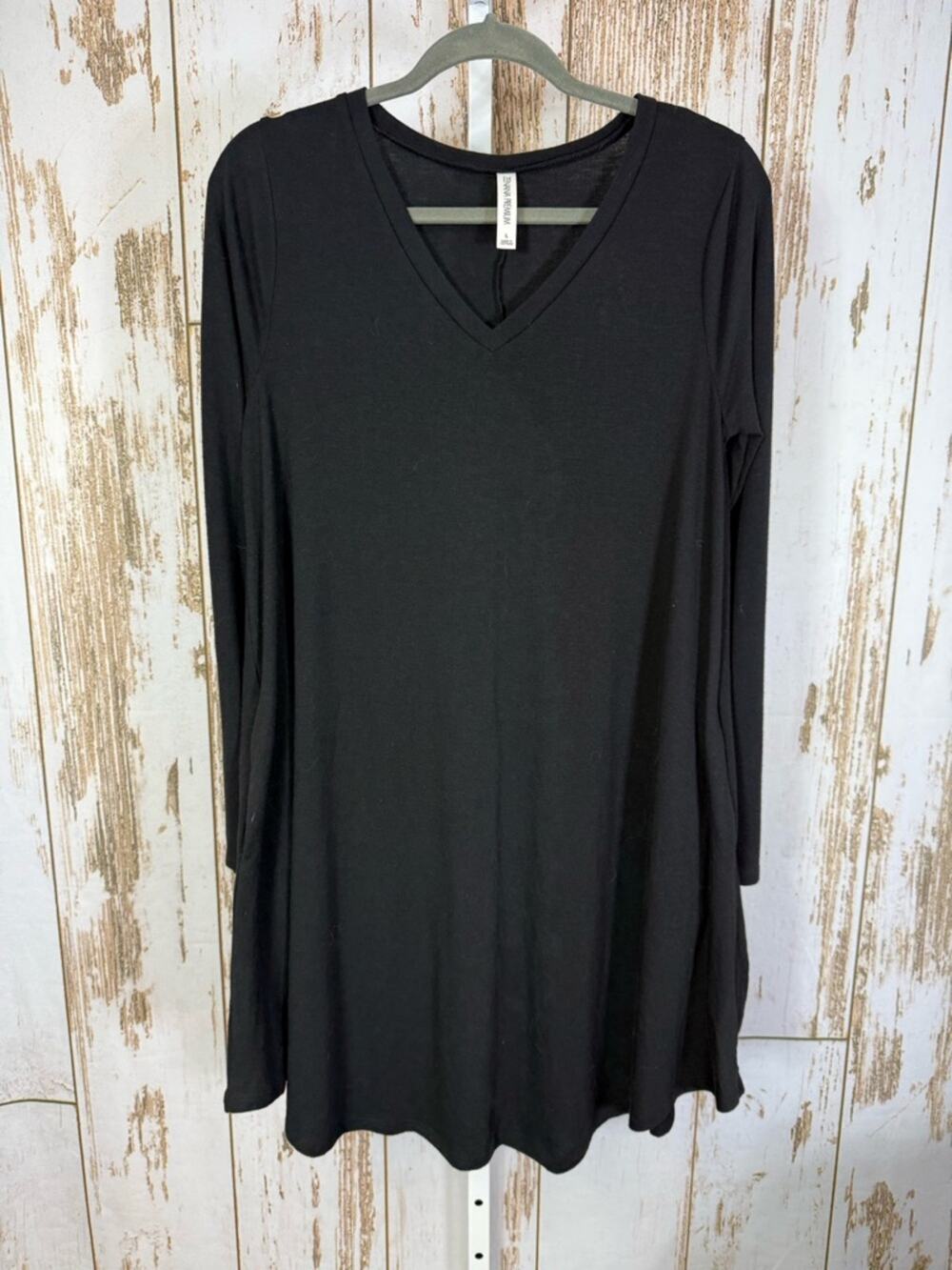 Zenana Outfitters, Black V-Neck Long Sleeve Tunic Dress w/pockets. Size Large.
